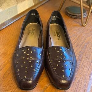 💐California Magdesians brown leather loafers w brass colored nail head detail